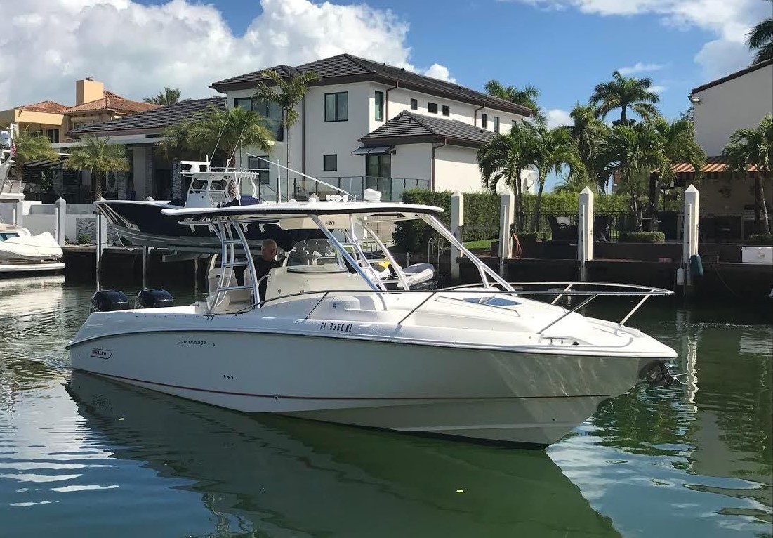 Boston Whaler 320 OUTRAGE CUDDY CABIN