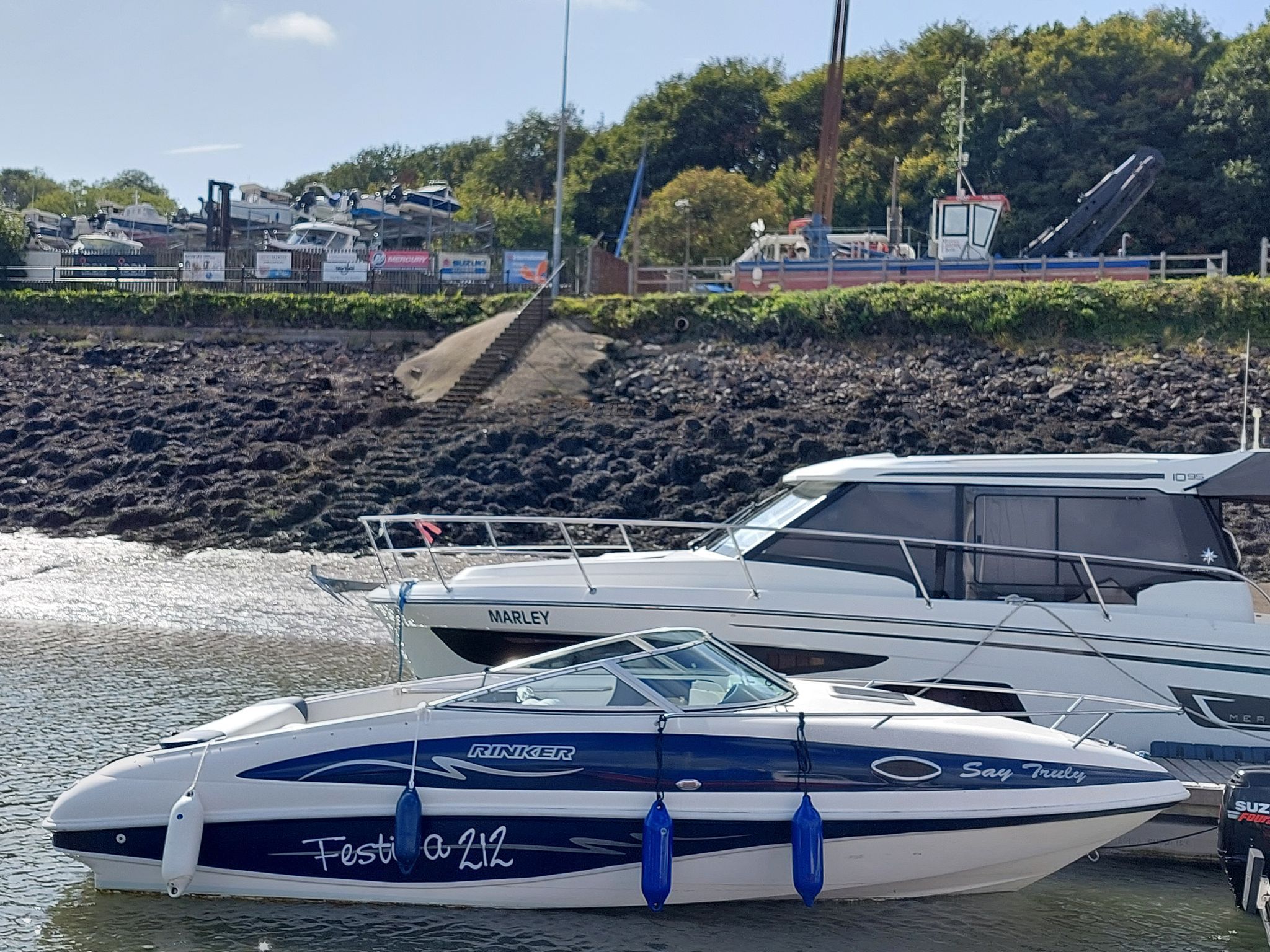 Rinker 212 Festiva